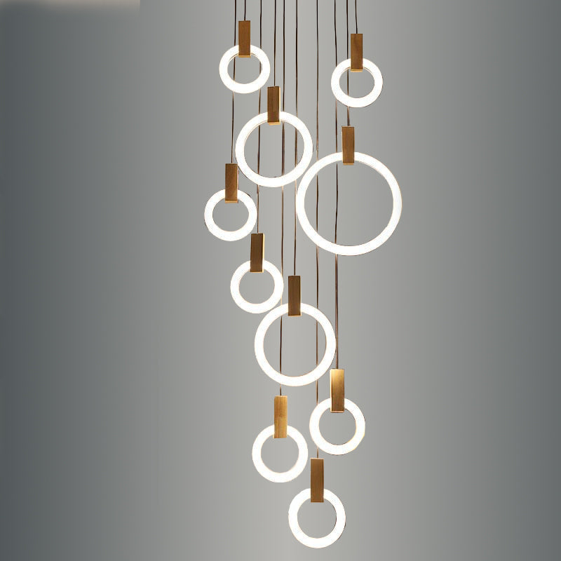 Moderna sala de estar del techo de la lámpara del anillo de madera del LED en las escaleras que cuelgan la luz colgante