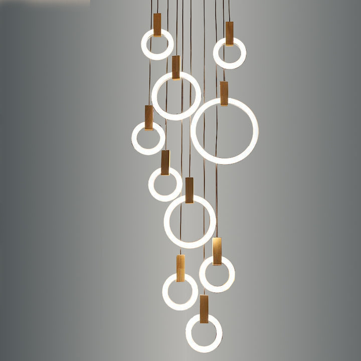 Moderna sala de estar del techo de la lámpara del anillo de madera del LED en las escaleras que cuelgan la luz colgante