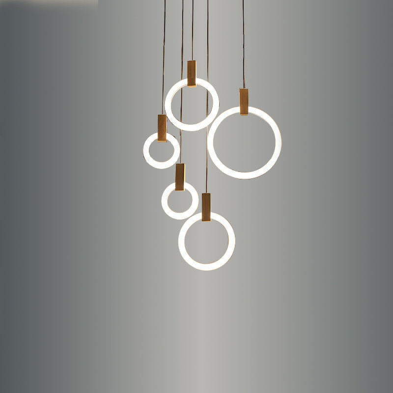 Moderna sala de estar del techo de la lámpara del anillo de madera del LED en las escaleras que cuelgan la luz colgante