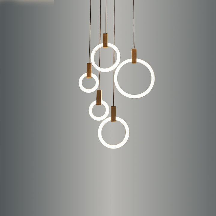 Moderna sala de estar del techo de la lámpara del anillo de madera del LED en las escaleras que cuelgan la luz colgante