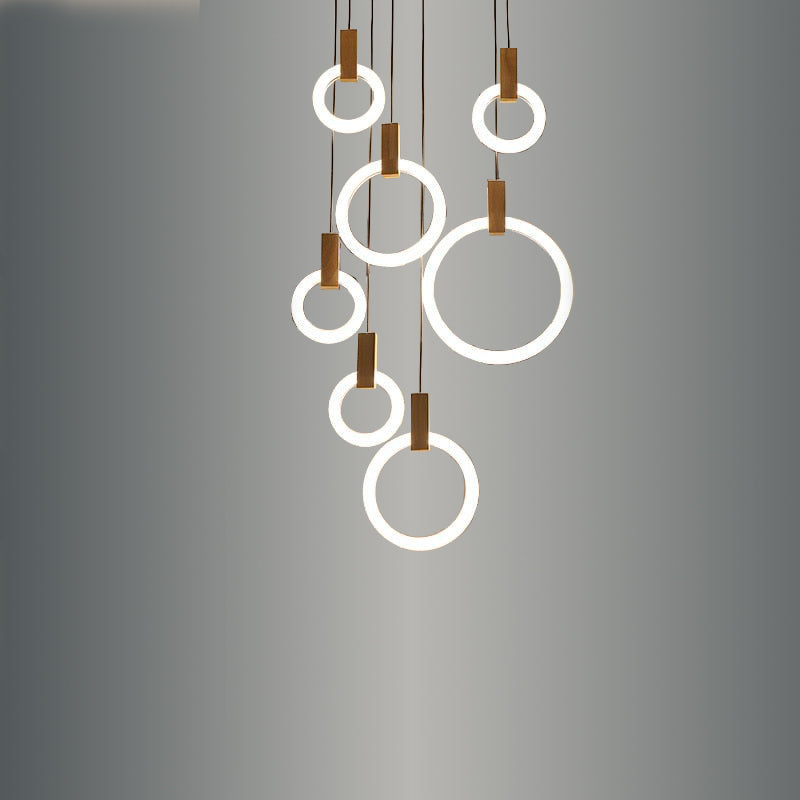 Moderna sala de estar del techo de la lámpara del anillo de madera del LED en las escaleras que cuelgan la luz colgante