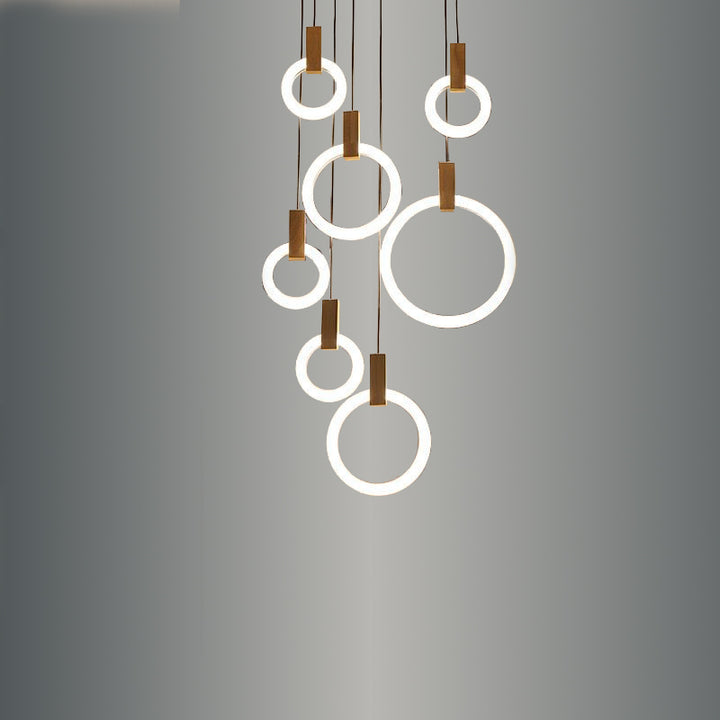Moderna sala de estar del techo de la lámpara del anillo de madera del LED en las escaleras que cuelgan la luz colgante