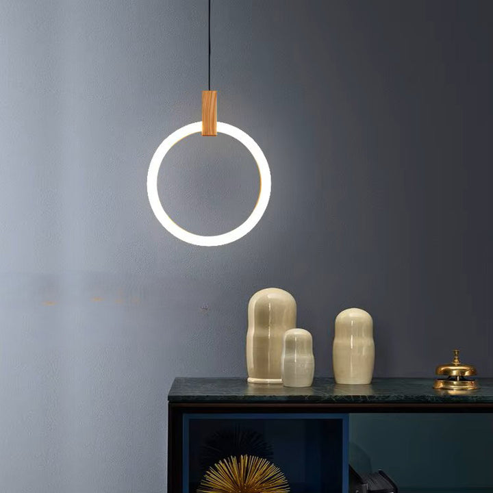 Moderna sala de estar del techo de la lámpara del anillo de madera del LED en las escaleras que cuelgan la luz colgante